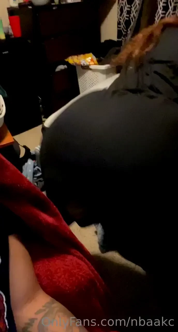 Let me see dat asz don t mind the room 