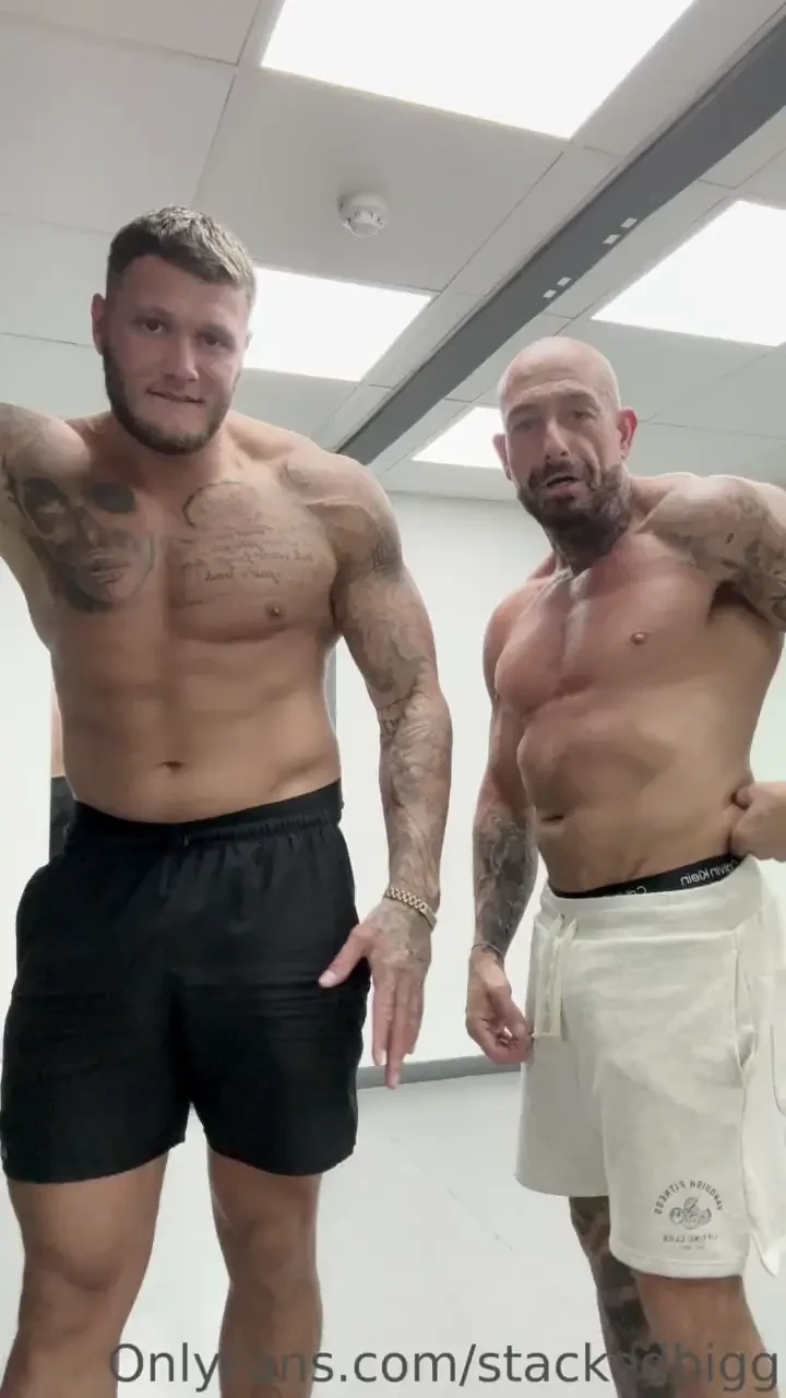 Me and stevenbarrett41 doing a cheeky flex for yous done a dirty video 