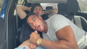 Le lleno la boca de leche a mi amigo en el auto i fill my friend s