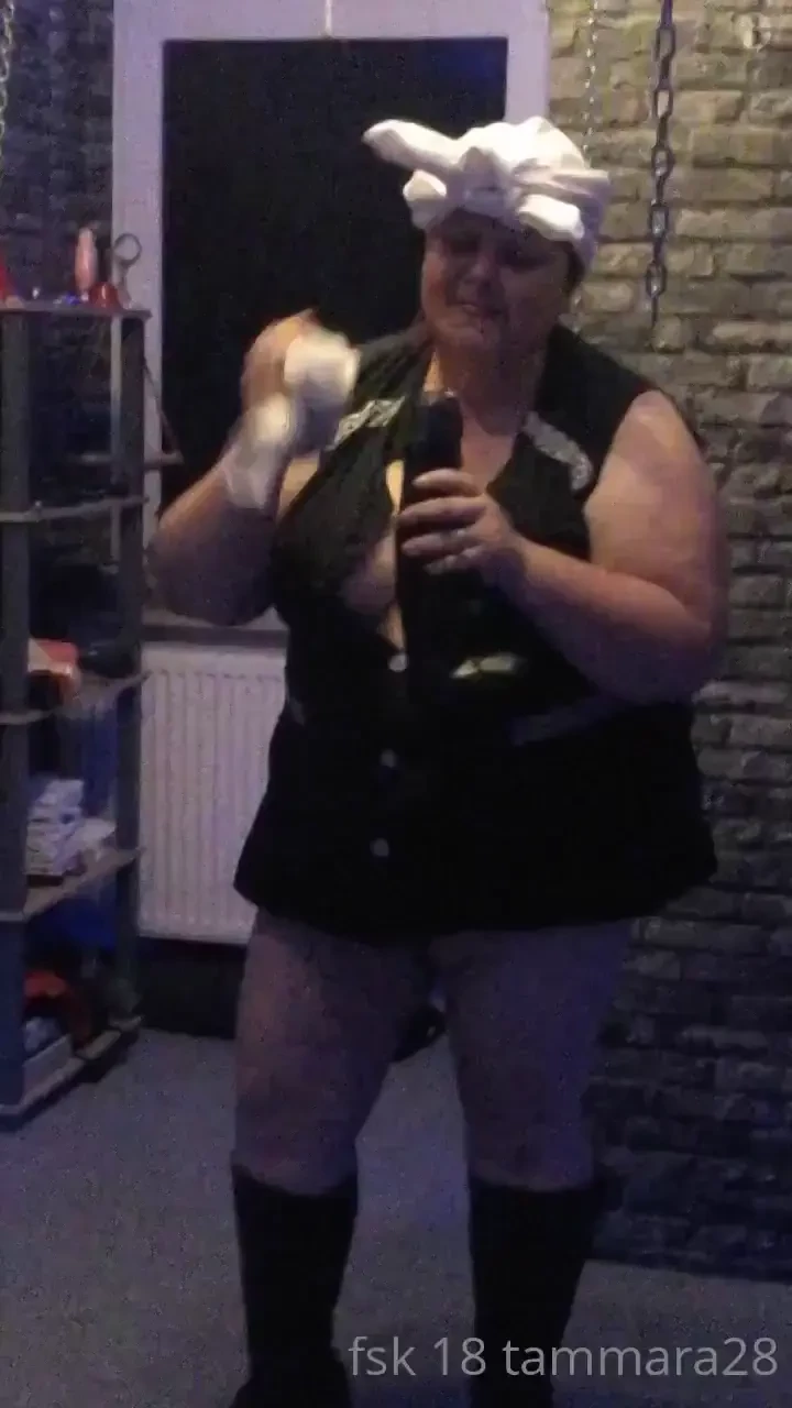 Geile kittel hausfrau reinigt intensiv geile dildos 