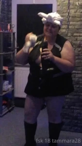 Geile kittel hausfrau reinigt intensiv geile dildos