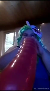 Darstellerin kittelschlampe sie tr gt dabei ein lila kittel