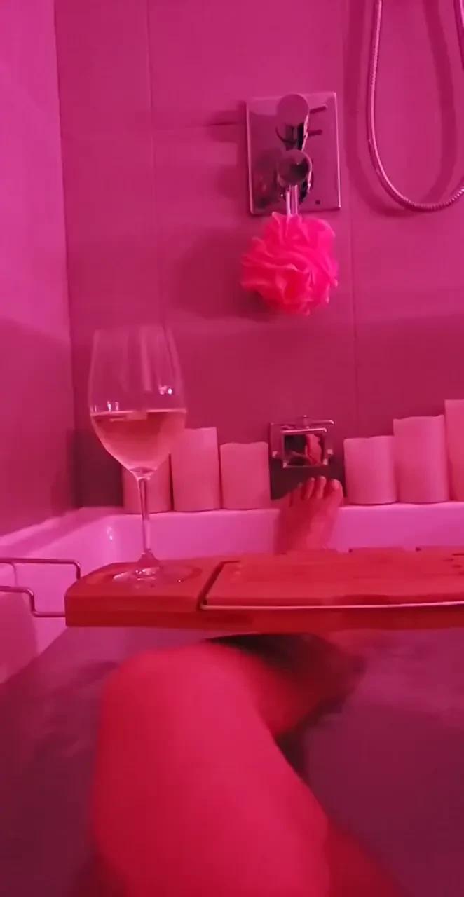Kickin back in the tub tonight taking nudie pics for my premium 