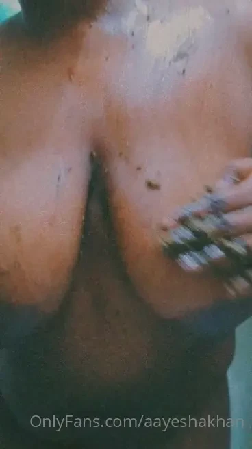 Natural body scrubbing and soaping self love 