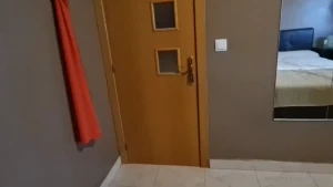 Mi marido y un amigo me esperan en la habitaci n se un hotel me he