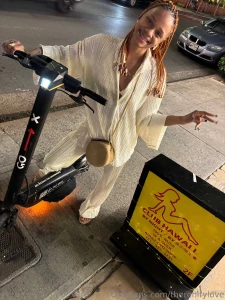 Quick flick read the sign oh please i gotta tell someone how much fun