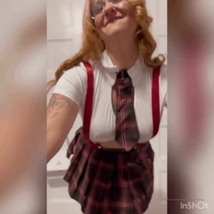 Mon petit cul dans ma jupe de coll gienne mes seins nues et ma bouche