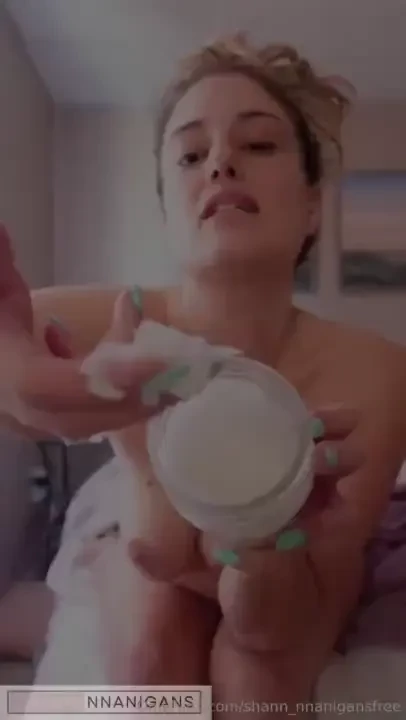 Watch me oil up my juicy body and then play with my pretty oily pussy 