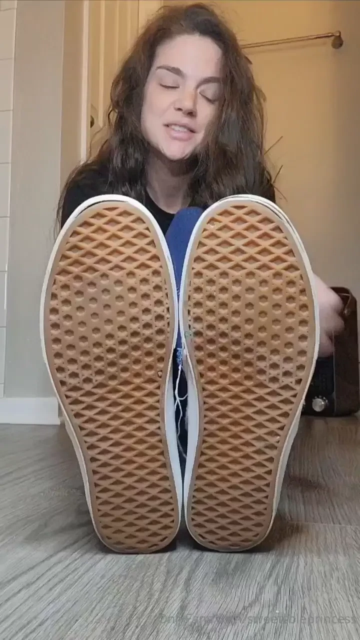 I love showing off these old vans my soles and talk about my huge size 