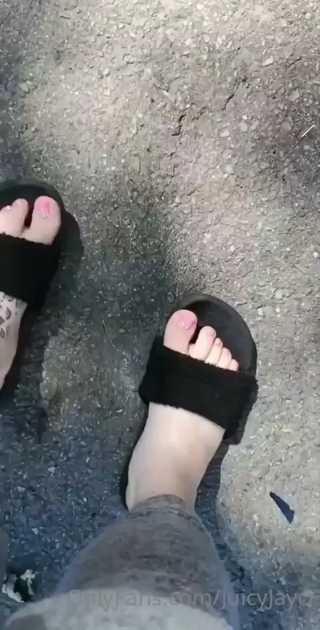 Pink sparkly toes 