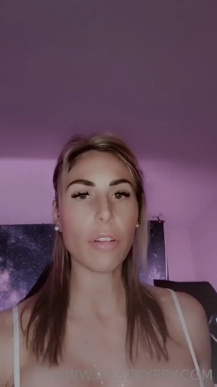 Aime tu regarder mes seins pendant que je parle 