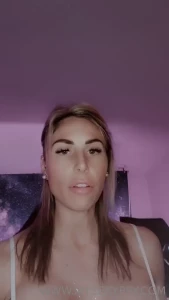 Aime tu regarder mes seins pendant que je parle