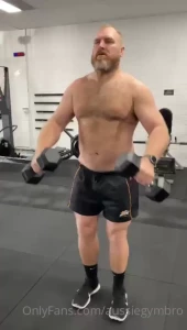 Shoulder day feeling big arm veins showing stoked with my size here