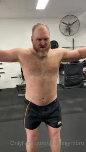 Shoulder day feeling big arm veins showing stoked with my size here part 1
