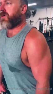 Some gym daddy energy for you