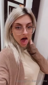 Je me masturbe dans un cabine d essayage d un magasin de v tements tr