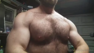 Quick flex during pec workout