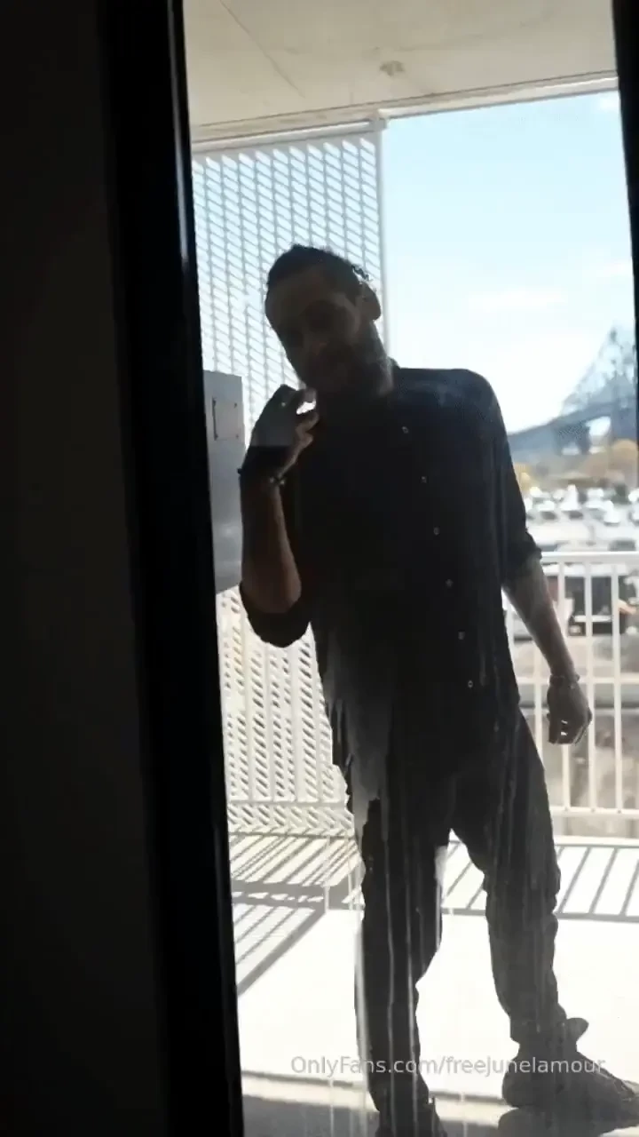 Je sais que tu veux voir la suite o je le suce il me baise je le suce 