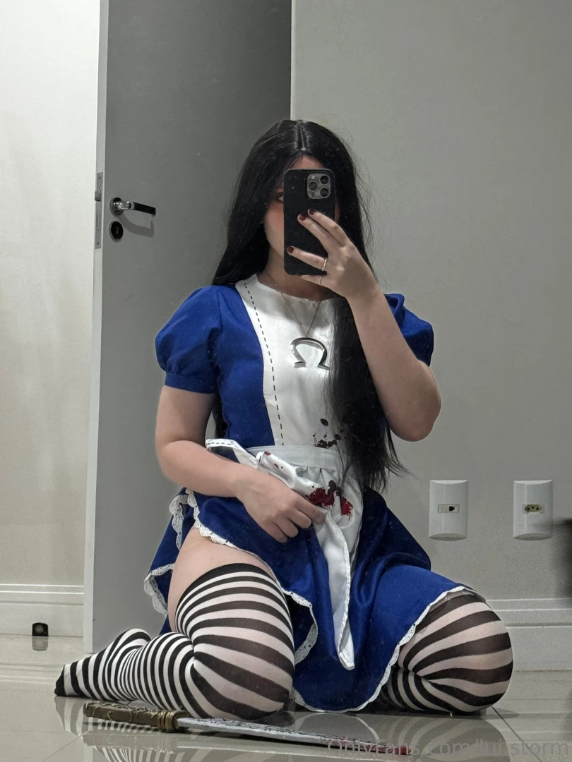 What u think alice in madness cosplay 