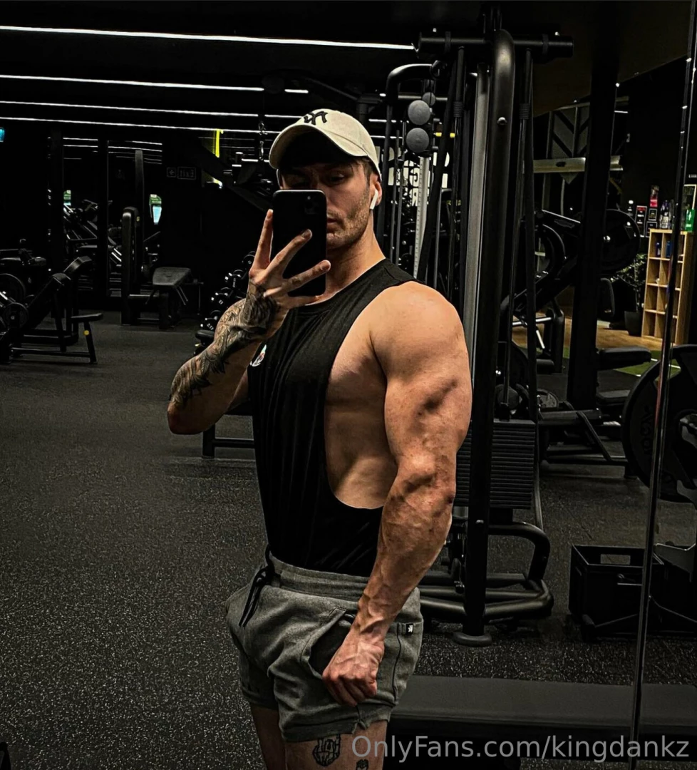 You wanna worship these muscles you want to be drained send me a tip 