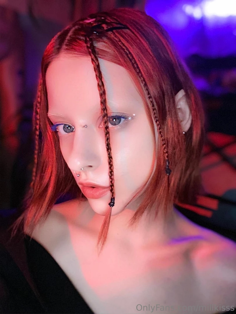 What time did you have your first kiss share it with me in my dms and 