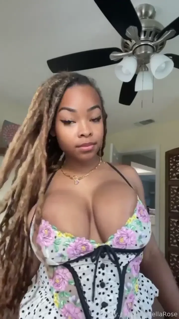 Fyp ebony flowertop girls bigboobs ass locs blackgirls cute exotic 