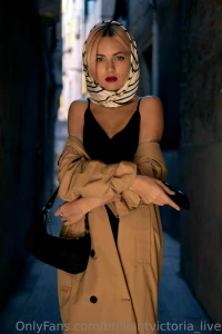 I like to walk all night through the streets of the city let s go part 1