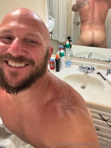 Who s tapping my pale ass