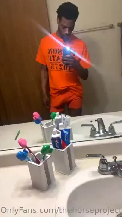 Fresh outt tha pen ready to fuckk who wants some dicck 