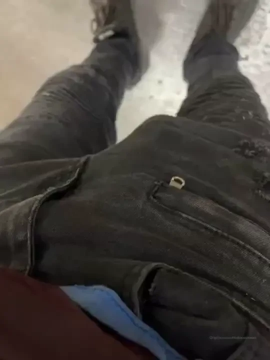 Who ready to sext i m at work and dick hard asf in my skinny jeans 