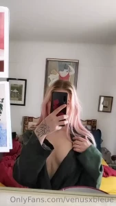 J aime bien ce long manteau o je peux tre nue en dessous sans que