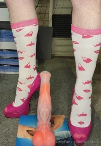 My new toy came in 3 27 of my first time with this large cock part 1