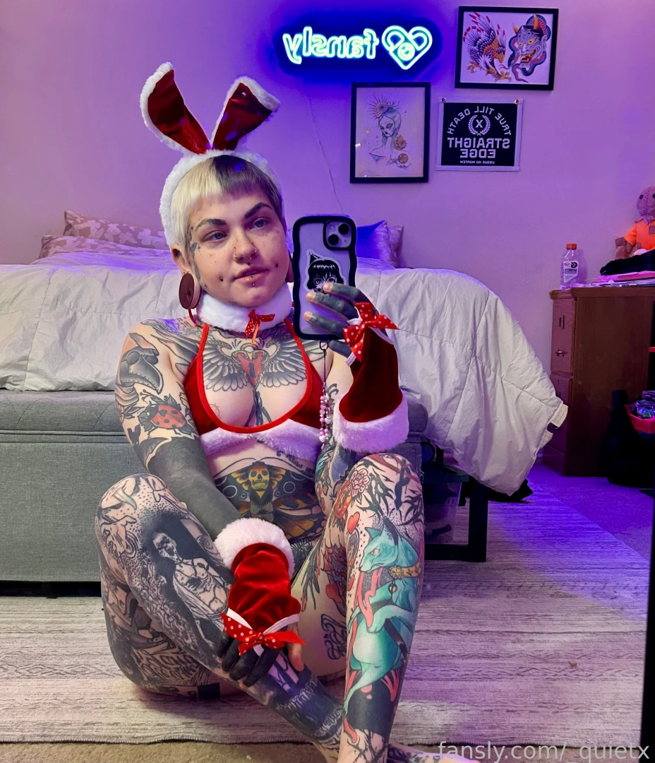 Posted to socials but subscribers get some more naughty pics 