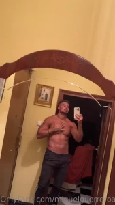 Me ayudas a quitarme la ropa despu s del gimnasio can you help me take