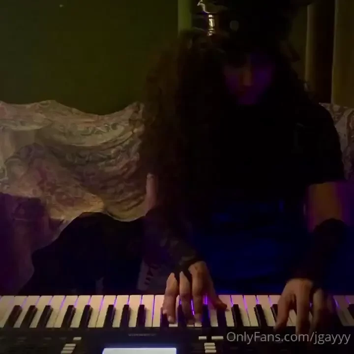 Me fuckin around on piano song till the world ends remix by britney 