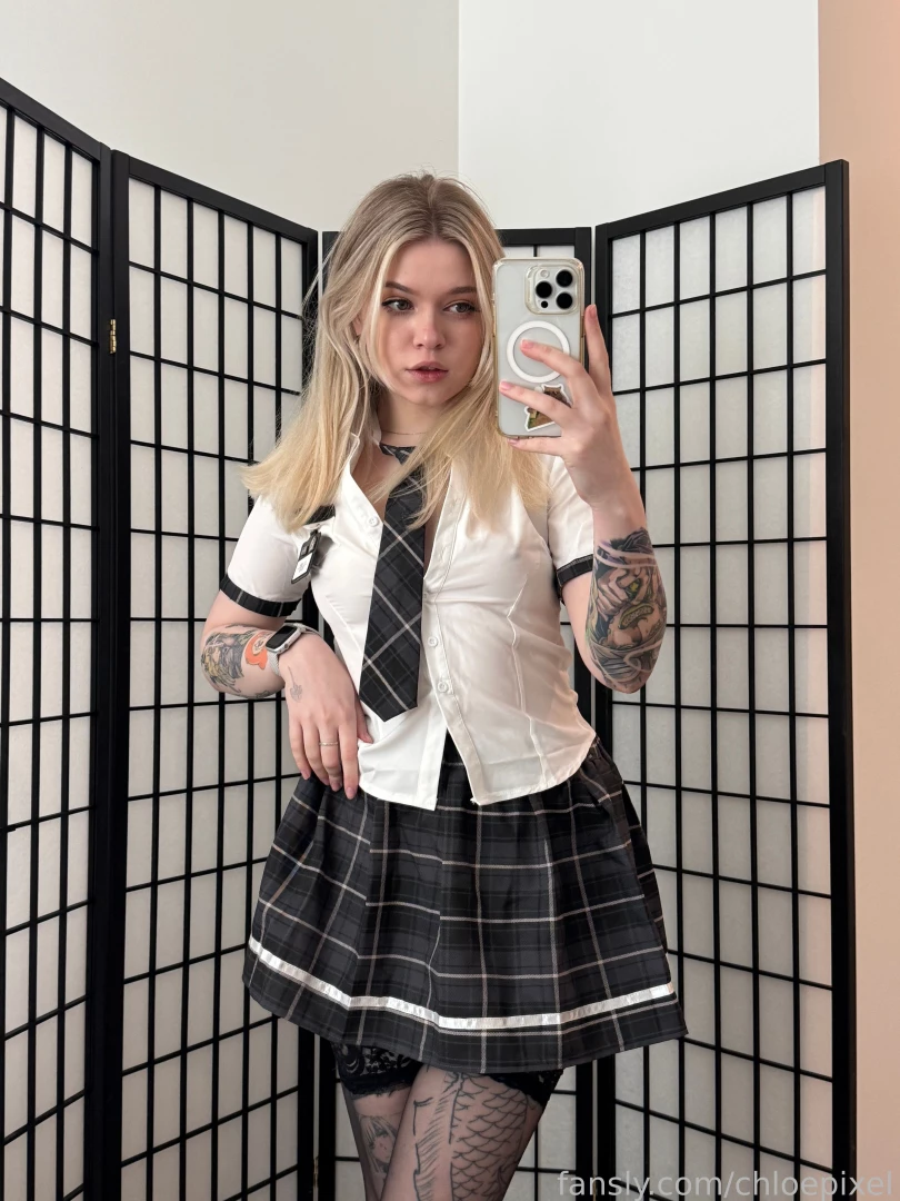 Just finished taking new pics how about a role-play today dm me blonde 