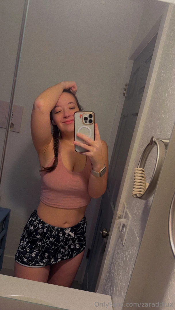 Petition to make bathroom mirror selfies a thing again in 2025 who s 