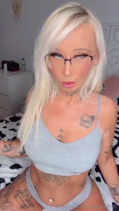 Oh la vilaine j ai sortie mon jouet tu aimerais me voir jouer avec