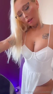 Il fais chaud ici pendant tu savoure ton dessert devant moi sur l