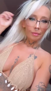 Un petit bonjour pour toi j ai enlever mon bikini sexy juste pour toi