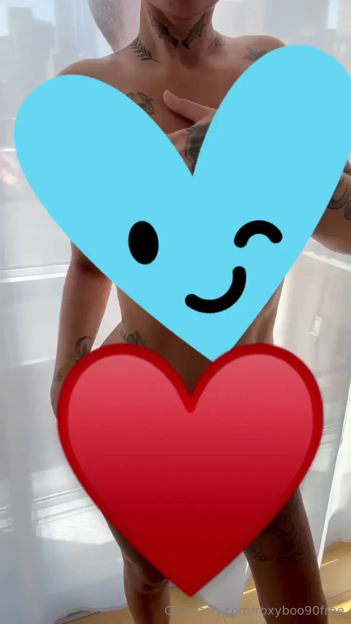 Un petit aper ue apr s la douche devant la fen tre pendant les gens me 