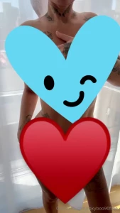 Un petit aper ue apr s la douche devant la fen tre pendant les gens me