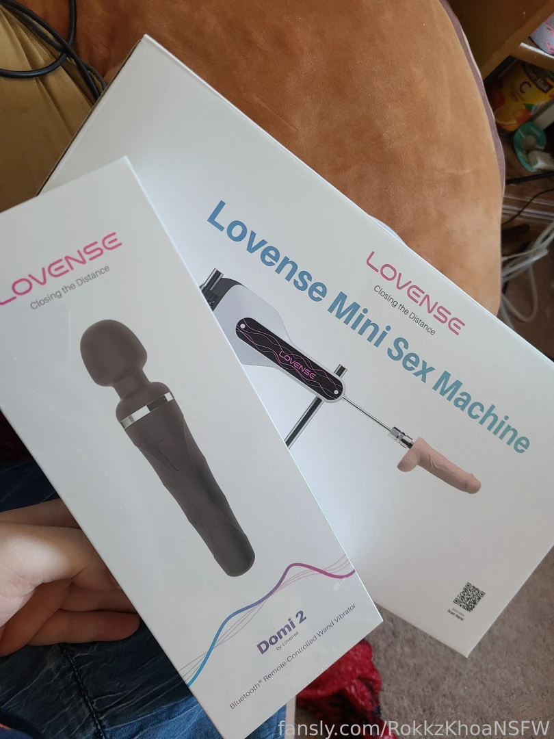 Its here i got both my new domi and mini sex machine i hope y all are 