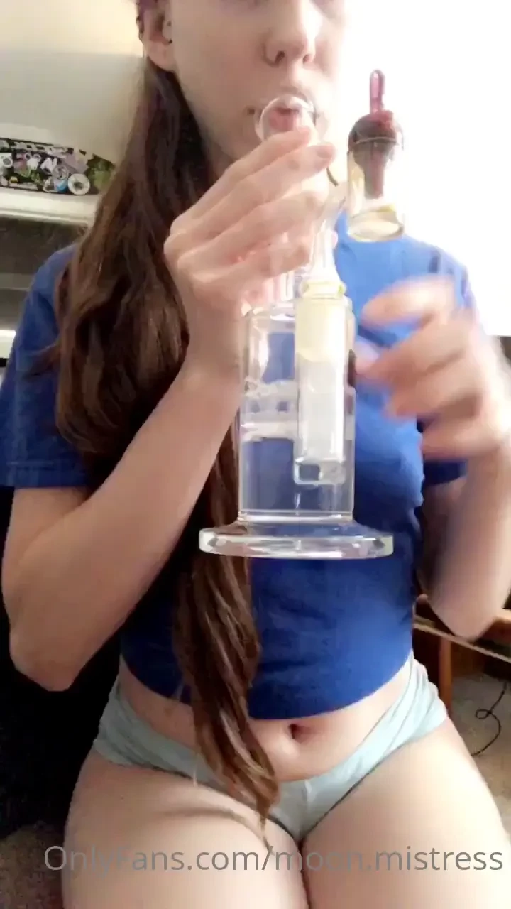 Baddies taking fatties who wants to come smoke with me 