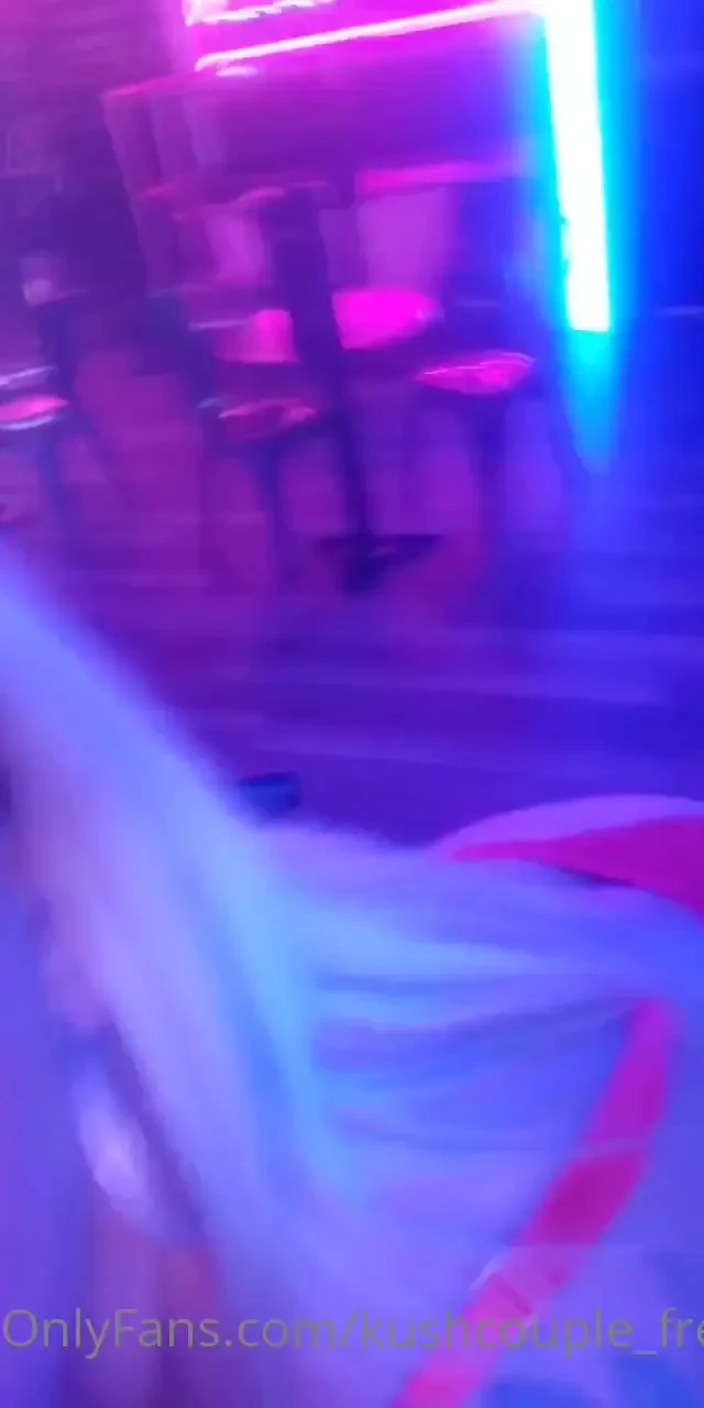 Tu as envie de voir une milf avec de belle courbe jette un coup d oeil 