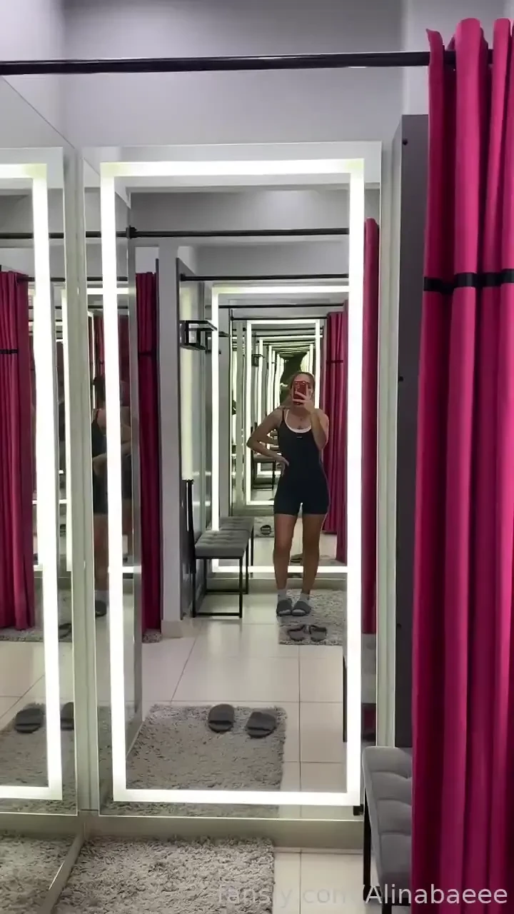 Babyface fitgirl bigtits tits curves cleavages 