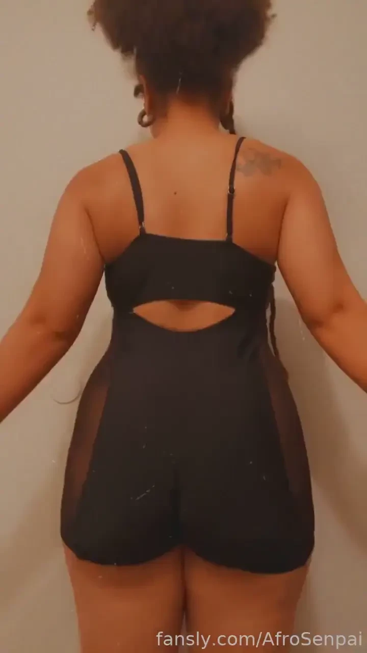 Just your senpai enjoying the adorably sessy tan lines i get from 