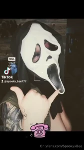 Ey oublie pas de me follow sur tiktok hit the like button