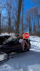 T as deja baiser sur un skidoo tip ici pour avoir la photo non censur