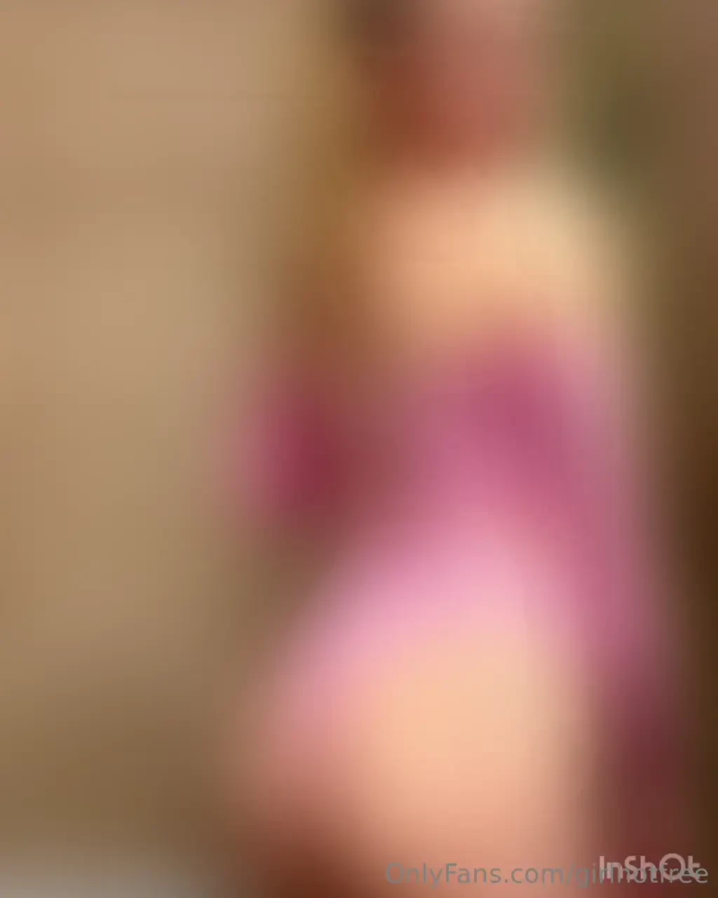 Un bon 6mins de vid o que je me touche je commence par sucer mon dildo 